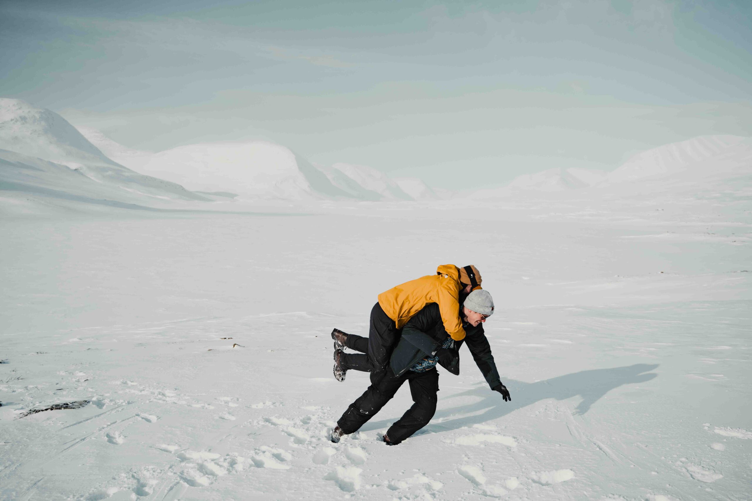 2 personnes se chamaillent dans la neige -expeditie in zweeds lapland kungsleden