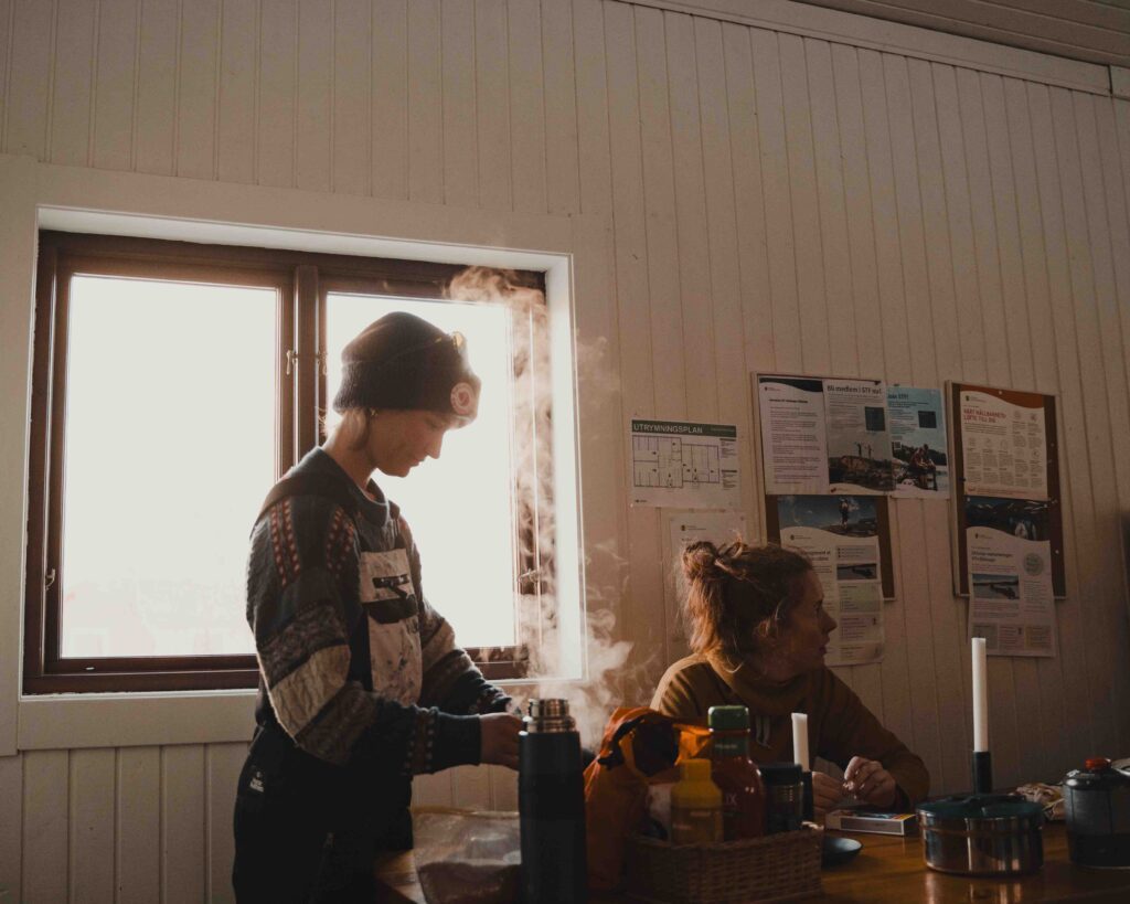 Moment convivial entre plusieurs personnes autour d'une boisson chaude - expeditie in zweeds lapland kungsleden - expeditie in zweeds lapland kungsleden